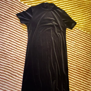 Sammets klänning  - Svart sammets klänning 