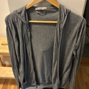 Kofta - Knappt använd  Den har luva