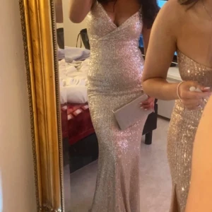 Balklänning  - Säljer min balklänning som är i storlek S och passade mig perfekt i längden då jag är 163 lång och hade även rätt så långa klackar✨⚡️