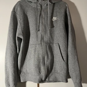Nike zipup hoodie - Säljer denna zip up hoodie, inga fel och nästan nyskick: 9.2/10 Storlek: XS & Färg: grå 
