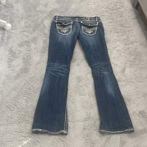 As coola lågmidjade bootcut jeans med detaljer där bak på fickorna! Miss me liknande! 🎀priset går att diskuteras. Passar mig som har 38 men sitter lite tajt så skulle sagt 38/36 i storlek. Midjemått rakt över: 44 cm Innerbenslängd: 77cm längd: 102cm