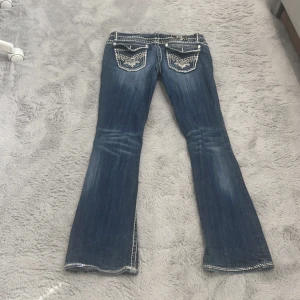 Miss me liknande jeans  - As coola lågmidjade bootcut jeans med detaljer där bak på fickorna! Miss me liknande! 🎀priset går att diskuteras. Passar mig som har 38 men sitter lite tajt så skulle sagt 38/36 i storlek. Midjemått rakt över: 44 cm Innerbenslängd: 77cm längd: 102cm