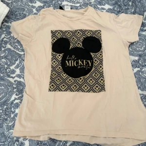 T shirt  - Materialet är bra och sitter skönt. 