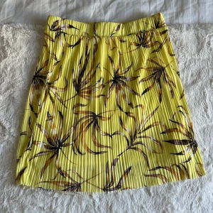 Kjol - Superskön gul kjol från Vila som är i mycket bra skick! Storlek XS men passar även S.