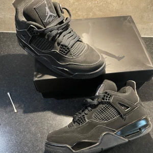 Air Jordan 4 High Trainers, US 8 / EU 42,5 - Säljer mina Air Jordan 4 High Trainers i nyskick. Skorna har endast använts en gång och säljs eftersom de inte passar mig. Originalförpackningen medföljer. Nypris 3700 kr, men jag säljer dem för 2000 kr priset kan diskuteras Kan även frakta om det ön