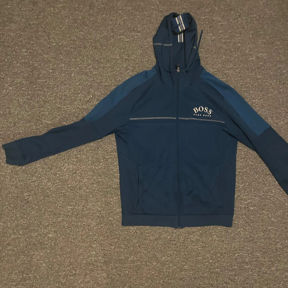 Säljer en Hugo Boss zip hoodie eftersom den inte kommer till användning längre, den är i bra skick, bara skriva om du har någon fråga. Hoodies.