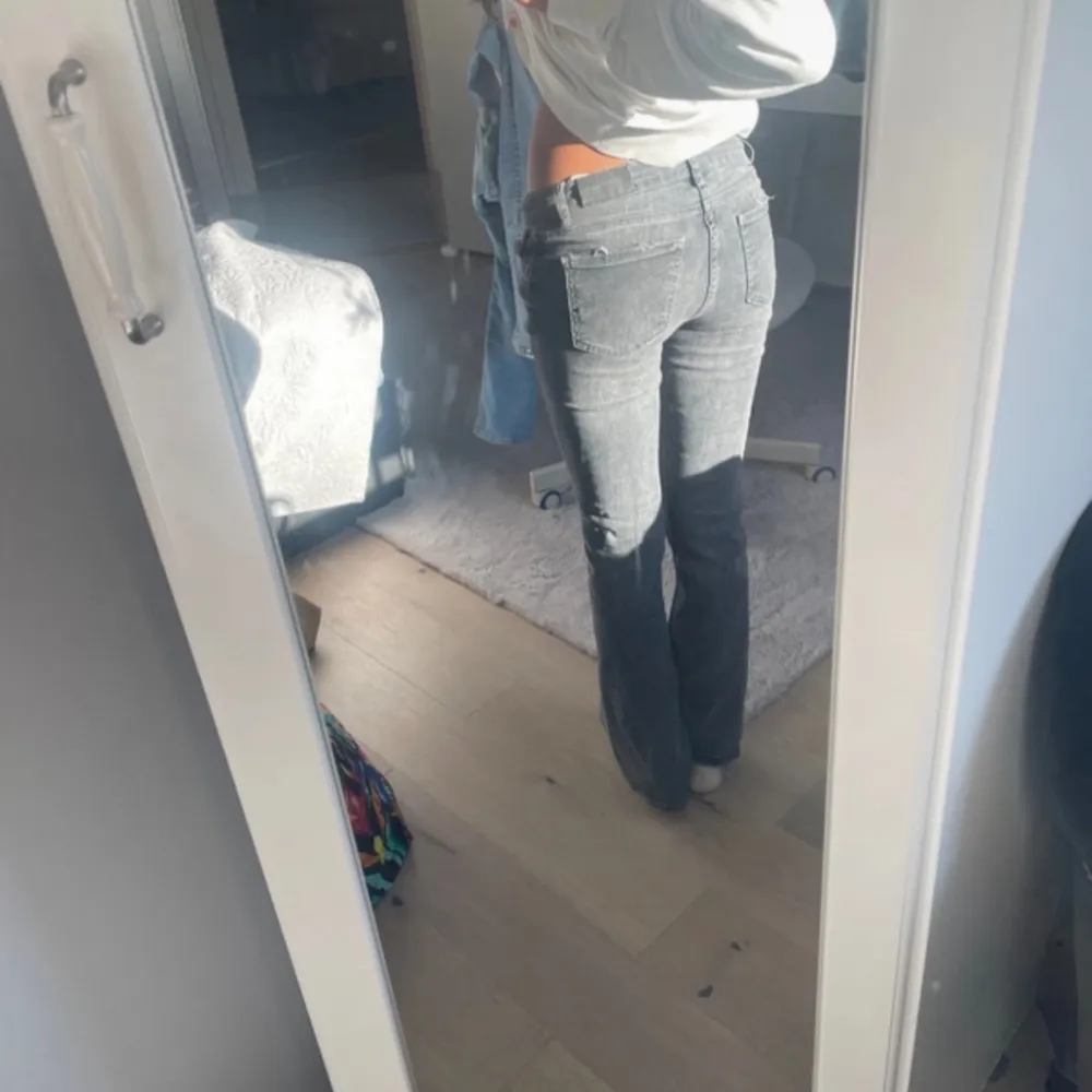 Säljer dessa snygga jeans för 280kr. Säljer pga dom används inte. . Jeans & Byxor.