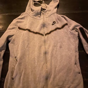 Nike Tech - Nice Tech med storlek 158-170. Använd