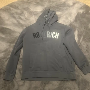 Hoodrich hoodie  - Den är 10/10 skick typ oanvänd vill sälja den för använder den inte längre 