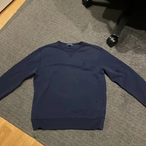 Raffe tröja  - Hej, en snygg mörkblå raffe tröja i bra skick i ny pris på 1300kr och jag säljer för 325!