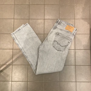 Jack and jones intelligence  - Säljer nu dessa sjukt snygga lose/chris Jeans från Jack and jones - Intelligence i storlek 29/32 ,Skick 9/10, inga defekter. Pris: 199 kr, kan diskuteras vid snabb affär!