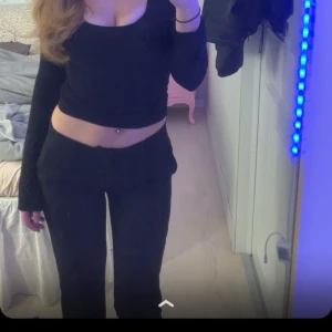 Low waist kostymbyxor från bikbok  - Svarta low waist kostymbyxor från bikbok, storlek 38