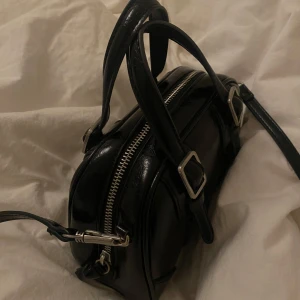 Handväska zara - Jätte fin slutsåld handväska som är ifrån zara. Använd 5-10 gånger nyskick. Säljer då jag inte använder längre 🤗🤗