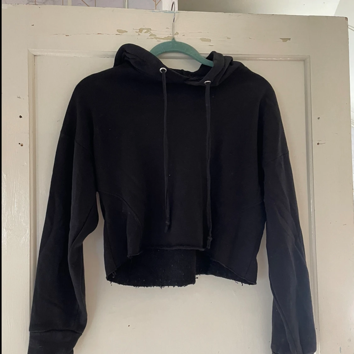 Svart croppad hoodie