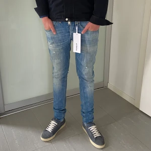 Dondup George Jeans  - Säljer nu dessa otroligt snygga dondup jeans som passar till allting året runt, snygg tvätt och slitningar som är populär design, skriv för fler bilder/frågor🙌🏼