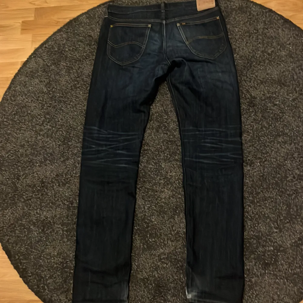 Feta mörkblåa jeans som inte används mycket längre. W33 L34. Lite slitna se bild 3 men utöver det är det ingenting. Hör av dig vid frågor! Pris kan diskuteras . Jeans & Byxor.