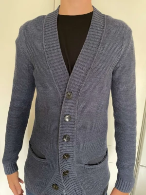 Tiger of Sweden cardigan  - Säljer denna sjukt snygga cardigan från tiger of Sweden. Nypris är ca 1000kr men vi  säljer billigt pågrund av en lite fläck på vänster Axel som vi inte vet om det går att tvätta bort !✅