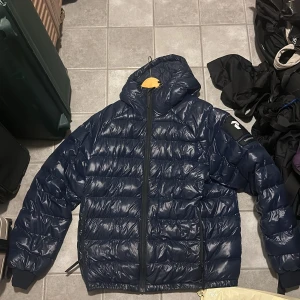 PeakPerformance Jacka - säljer min PeakPerformance jacka som jag inte använder mer. storlek xl sitter som L 1500kr köptes för 3500kr kan gå ner i pris vid snabb affär. 