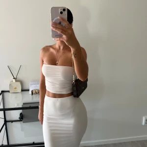 Beige NEW set 🥯 - Oanvänd med prislapp! Superfint sett som passar perfekt för alla festliga tillfällen. Formar kroppen otroligt. Den är gjord i ett mjukt och stretchigt material som sitter bekvämt hela dagen. Går både att ha kjolen lowwaist eller highwaist. • Xs