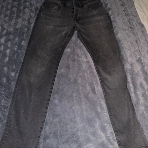 Neuw jeans slim fit helt nya  - Helt nya neuw jeans i modell Lou slim . Rykte lappen innan jag testa när de var för långa för mig 🙄