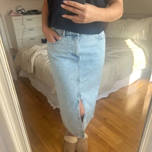 Jeans kjol - Super bekväm jeanskjol från Lindex, köptes för 1 år sedan. Använd fåtal gånger🥰 