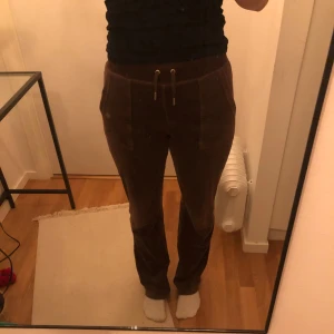 Juicy byxor bruna - Hej, jag säljer mina bruna juicy byxor då dem inte kommer till användning längre, skriv för fler bilder.