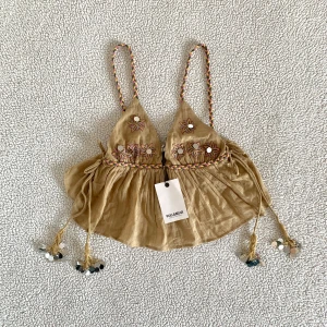 Pull & Bear brun sommartopp med ”speglar” - Otroligt snygg topp från Pull & Bear med speglar och broderier. Ny med prislappar. Knyts efter önskad passform i midjan. 