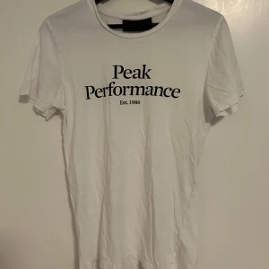 Peak Performance t-shirt - Säljer en peak tröja eftersom den inte används. Bra skick. 
