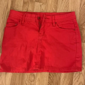 Kort röd jeanskjol - Söt jeans kjol