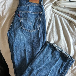 Levis jeans - Sparsamt använda (använda 2 gånger)  Köp direkt för 700, (pris kan diskuteras).  