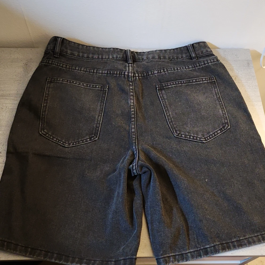 Svarta jeansshorts med patches - 90