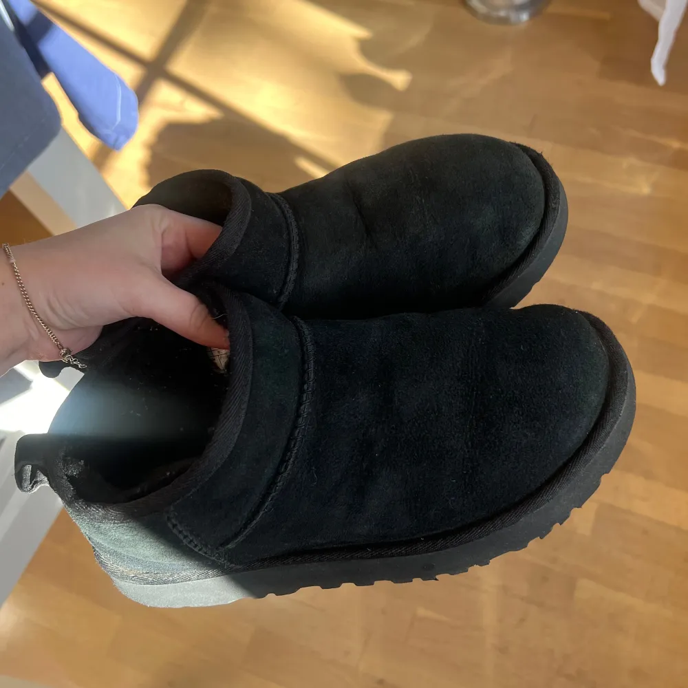 Fina uggs som varit mina favoriter länge! Dom är i modellen ultra mini vilket betyder att själva ”skaftet” på skorna är lägre än originalet! Super sköna och varma, perfekta nu till höst och vintern! Dom är i stl 38!  Skriv om ni har några frågor.. Skor.