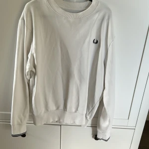 Fred perry Sweatshirt - Fred perry sweatshirt i bra skick knappt använd. Storlek M. Nypris ungefär 1000:- till 1500:- Men jag säljer för 699:-, priset är inte spikat