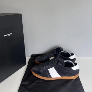 Saint laurent skor  - Säljer ett par saint laurent skor i storlek 41,5, cond 7,5/10 mockan sliten på en del ställen och heeldrag, men annars gott skick! Kommer med OG box och dustbag