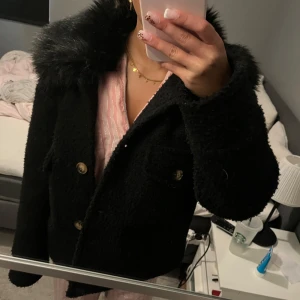 Meotine liknande jacka  - Jättefin meotine liknande jacka, den är köpt från Chelsea och köpte den för 1000kr, helt ny säljer eftersom den ej passar mig längre, skriv för frågor eller fler bilder😊