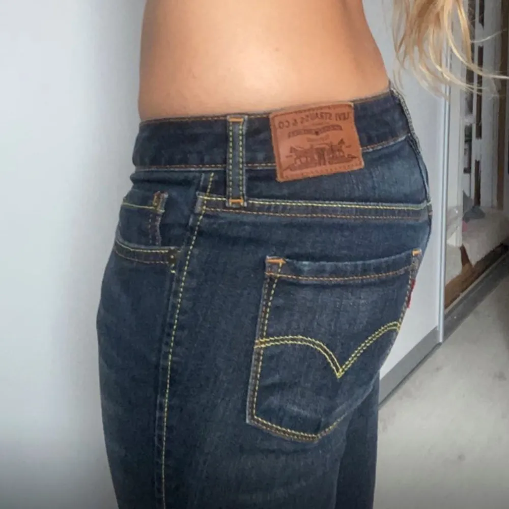 Säljer ett par snygga Levis jeans i mörkblå denim. De har en klassisk design med fem fickor och en bekväm passform. Perfekta för vardagsbruk! Låg midja. Skriv privat för flera bilder! . Jeans & Byxor.