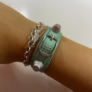 balenciaga armband  - super snyggt ljusblått balenciaga armband!! köpt på plick så vet ej om det är äkta därav priset🥰🥰