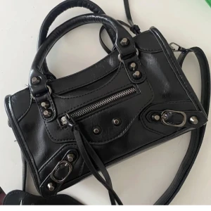 Balanciaga liknande väska - Säljer den här väskan då de inte kmr till någon användning, använd några fåtal gånger men annars fint skick