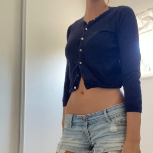 Mini kortärmad mörkblå kofta - Kortärmad mörkblå kofta, egentligen menad för barn men går även att använda som mini kofta. 💙💙