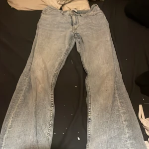 Jeans  - Säljer dessa jeans då dom har blivit för korta, inga defekter och pris kan diskuteras, köpte dom för 350kr