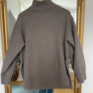 Stickad tröja  - Säljer denna stickade tröja från HM då den inte kommer till användning. Enbart använd en gång och är därför i nyskick.   Köparen står för frakten, kan även hämtas upp i Uppsala. 