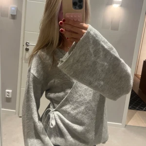 Populär knyt kofta - Snygg populär grå knyt kofta från nakd! Slutsåld!!❤️❤️😚😚😚