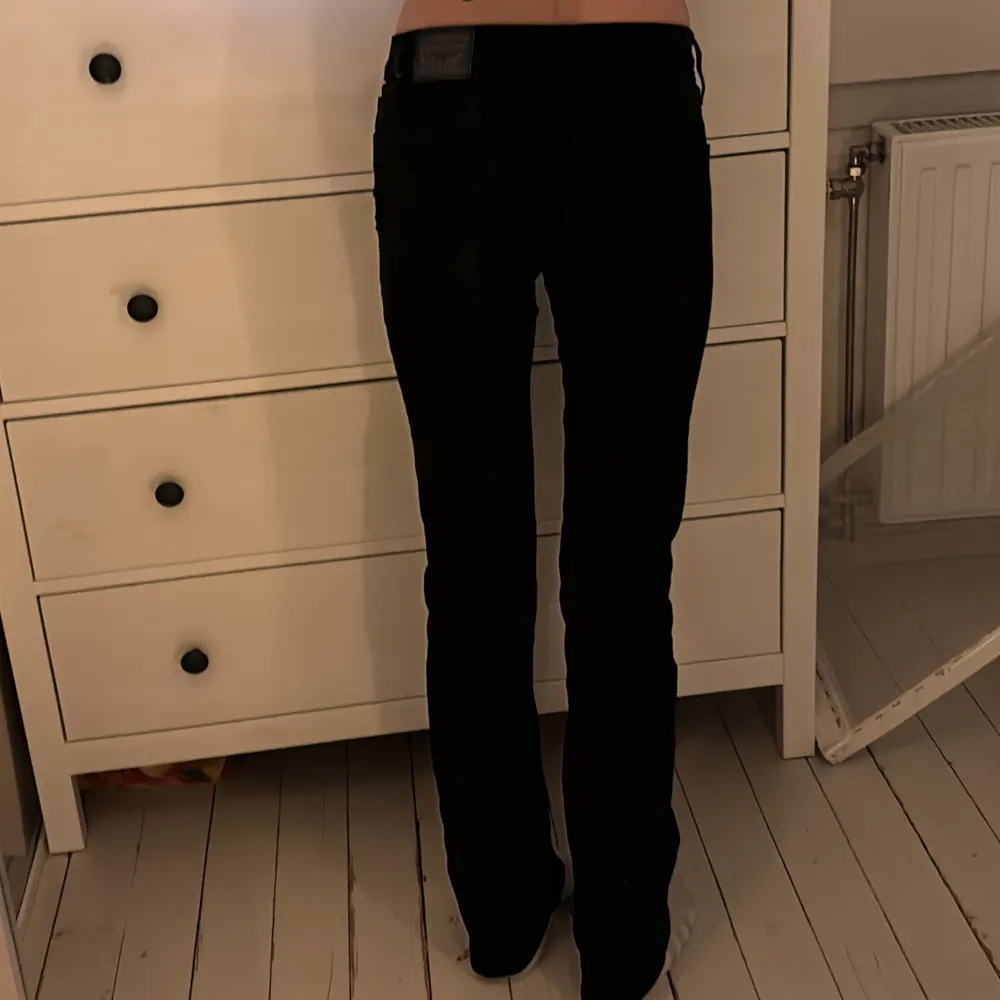 Superfina jeans från Levis! De är bootcut och midwaisted! De är i bra skick! Jag är 165 cm. Helt perfekta för hösten! Hör av er vid fler frågor!. Farkut & Housut.