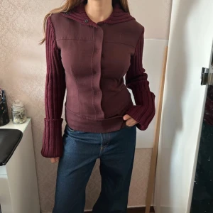 Dolce&Gabbana vinröd vintage jacka - Vintage Dolce & Gabbana jacka från ca sent 80tal till början av 90-talet. Gott skick trots lilla fläcken på bild 3. Storlek XS-S.   Pris kan diskuteras vid snabb affär