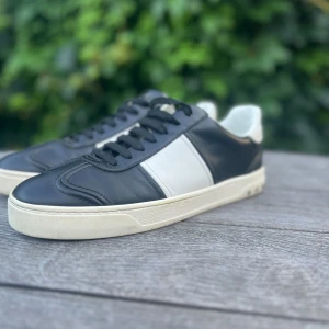 Valentino flycrew - Tja säljer nu ett par riktigt feta Valentino flycrew för endast 3199 priset kan diskuteras vid en snabb affär i storlek 42