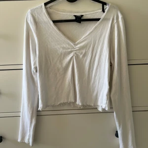 vit fin långärmad topp - Säljer fin vit långärmad tröja från Lindex i storlek S. Använd men i fintskick.  Säljer för - 130kr