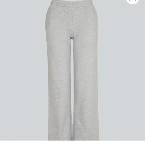 Mjukisbyxor  - Säljer mina gråa Low waist mjukisbyxor. Använd fåtal gånger och de är i strl S. Byxorna har som på andra bilden, snören på💕 Pris kan diskuteras