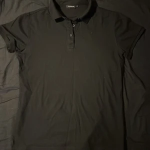 J.Lindeberg tröja - J.LINDEBERG Troy Polo Pique svart Den är i storlek M och helt oanvänd köpte nu i sommars men har it haft möjlighet och ha på den