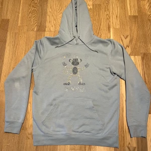 Ord E Bunden hoodie  - Fin och sparsamt använd hoodie med motiv i pärlor. Storlek L. Kom gärna med prisförslag 