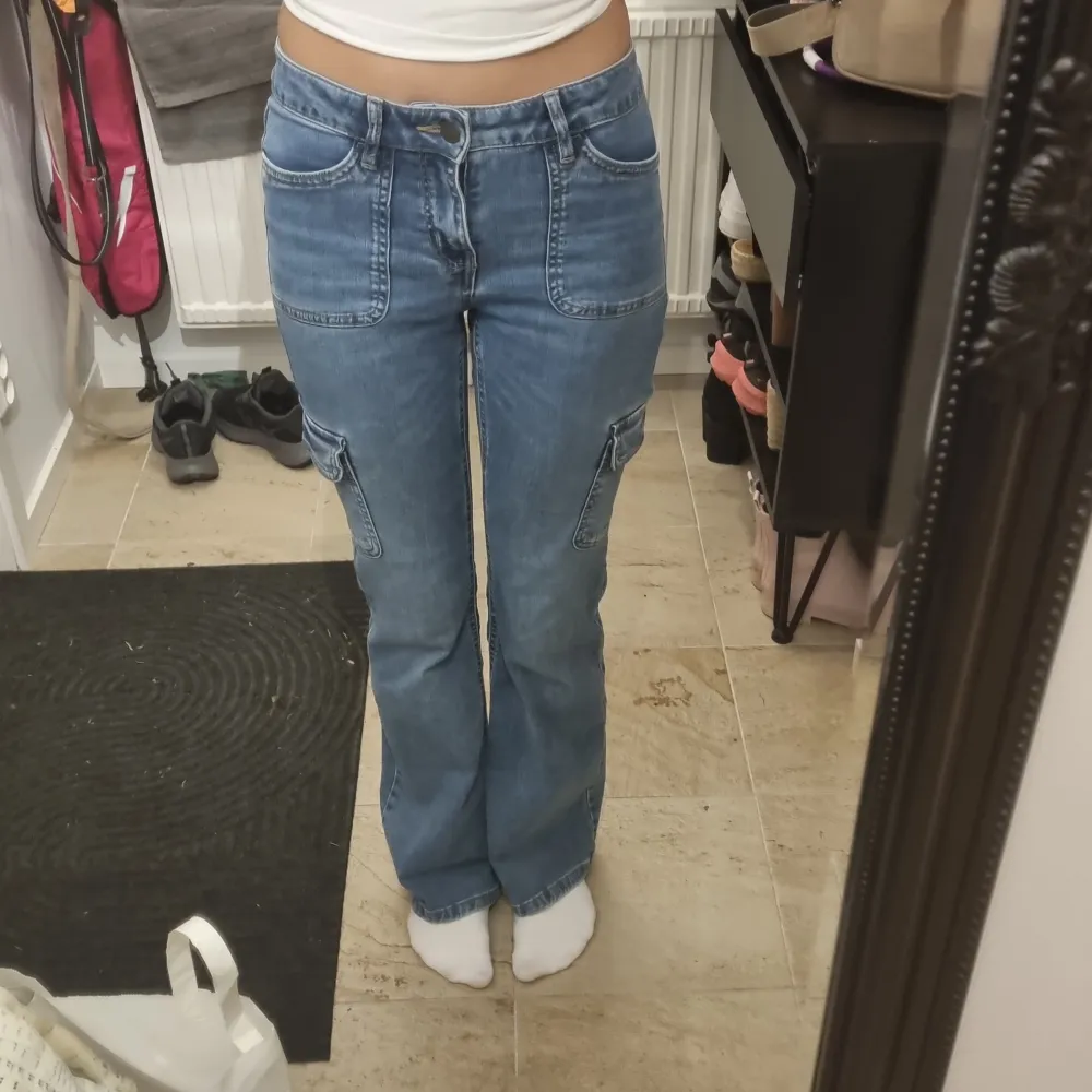 Jätte fina bootcut jeans i bra skick med fickor på benen. Säljer för att det inte är min smak längre♡. Jeans & Byxor.